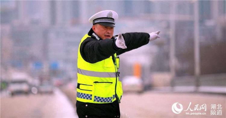 感动！武汉交警“跪地哥”冰雪中推出百辆被困车辆
