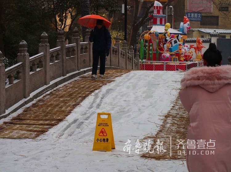 瑞雪有点“小麻烦”，济南公园防滑很周到