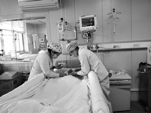 护士“乳娘” 一岁孩子重伤，两位护士用母乳喂娃