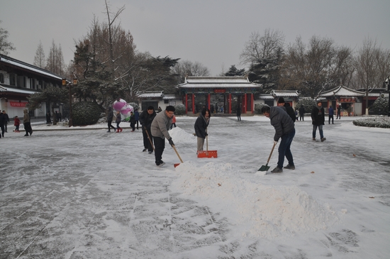 济南各公园及时清雪除冰，保障游客安全游园