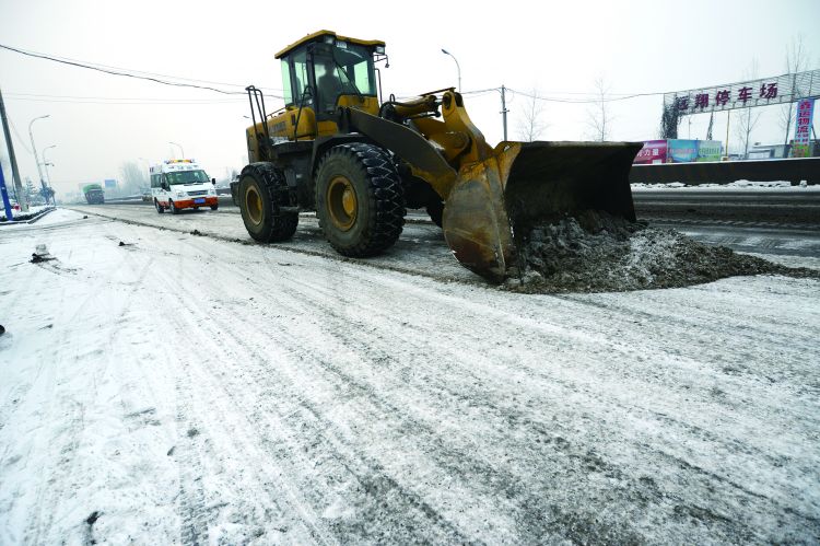 济宁市各部门除雪确保道路安全畅通