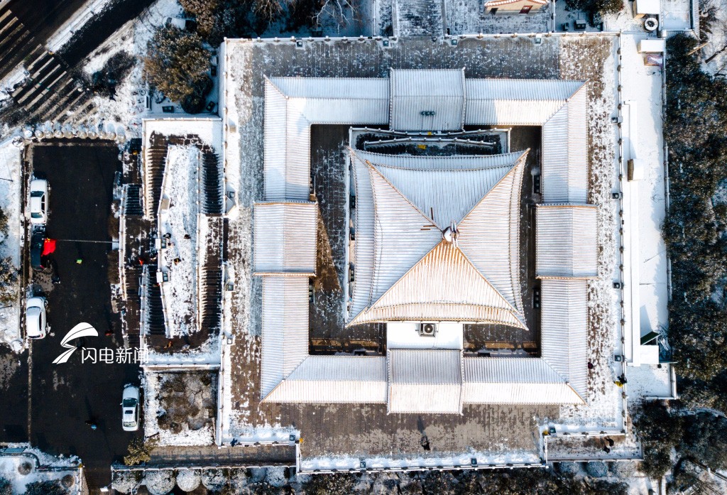 无人机垂直视角瞰雪中济南 陌生的“几何”别样美