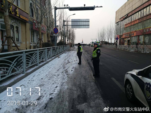 快讯:青岛继续发布道路结冰预警 高速限车限行