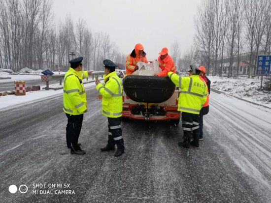 济宁市公路局积极应对降雪全力保障公路安全畅通