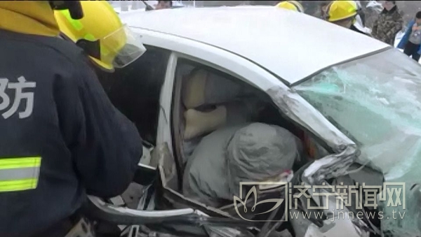 济宁：雪天撞车人员被困 消防官兵紧急救援