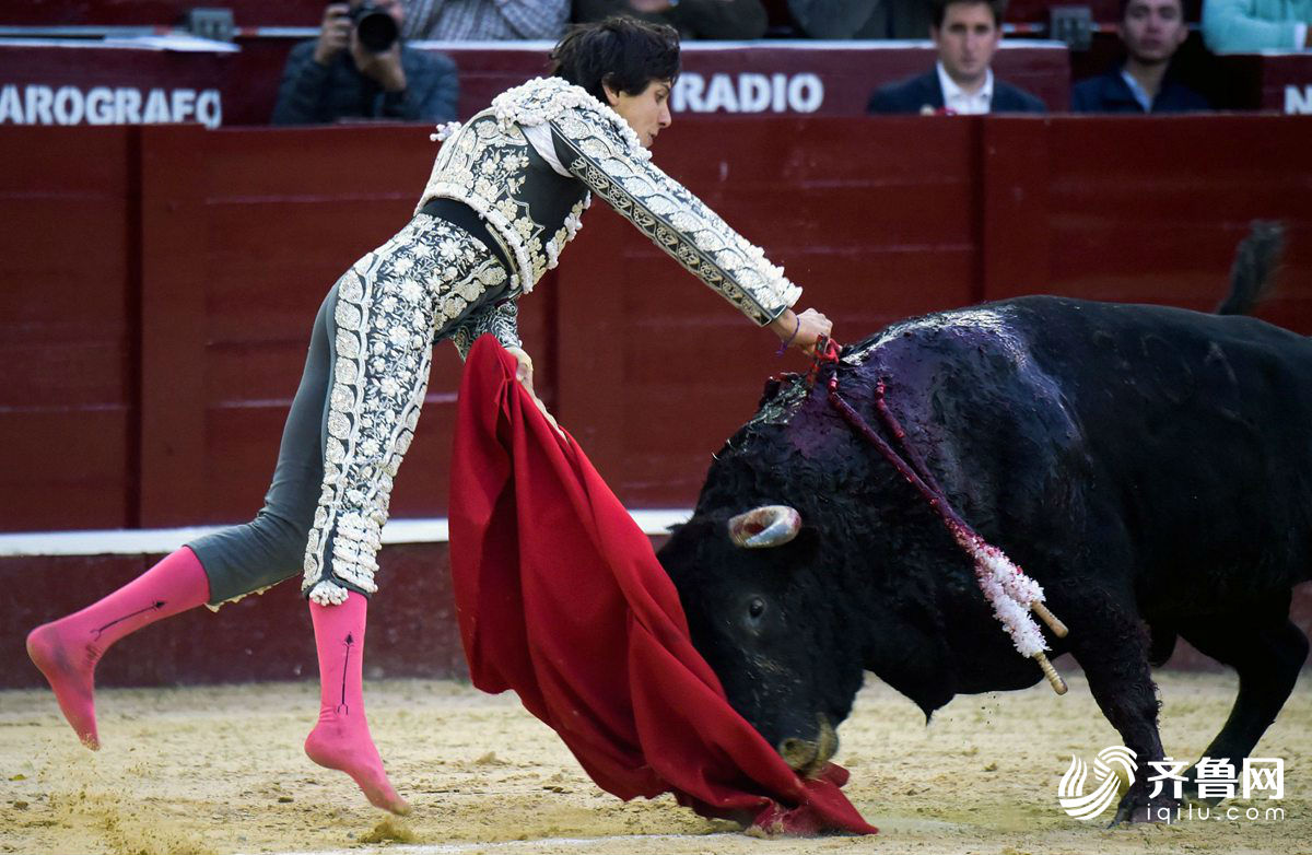 2010 年 3 月 14 日，西班牙哈恩省利纳雷斯，西班牙斗牛士曼努埃尔·耶稣“El Cid”在斗牛场斗牛高清摄影大图-千库网