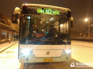 公交司机深夜加班撒融雪剂 顺路捎带被困路人
