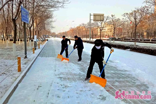垦利区城管局开展公园积雪清扫工作暖人心