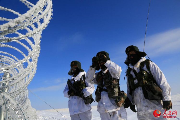 驻新疆边防官兵-30℃雪地巡逻 休息不超5分钟