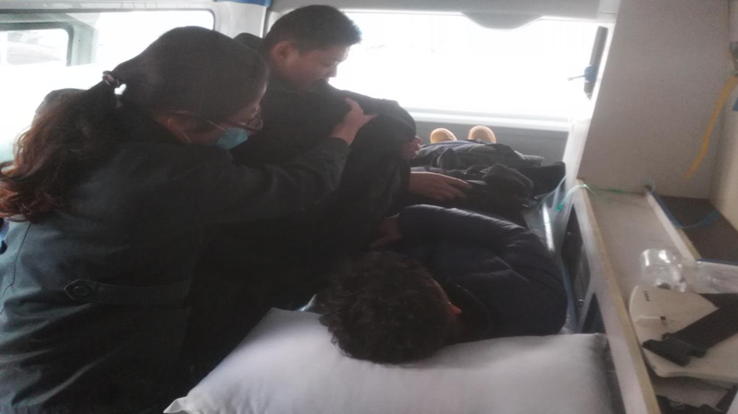 17齐河县人民医院急救站医护人员用自己的外套给溺水患者进行保暖