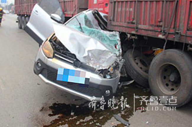 枣庄市中东外环三车相撞 被夹轿车驾驶员成功获救