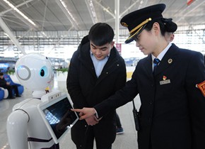 青岛北站首次使用机器人服务春运
