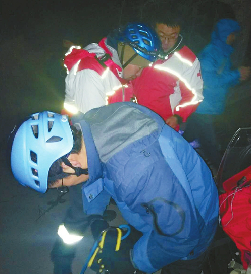 六旬男子南部山区拍雪景被困悬崖边 救援队深夜营救4小时