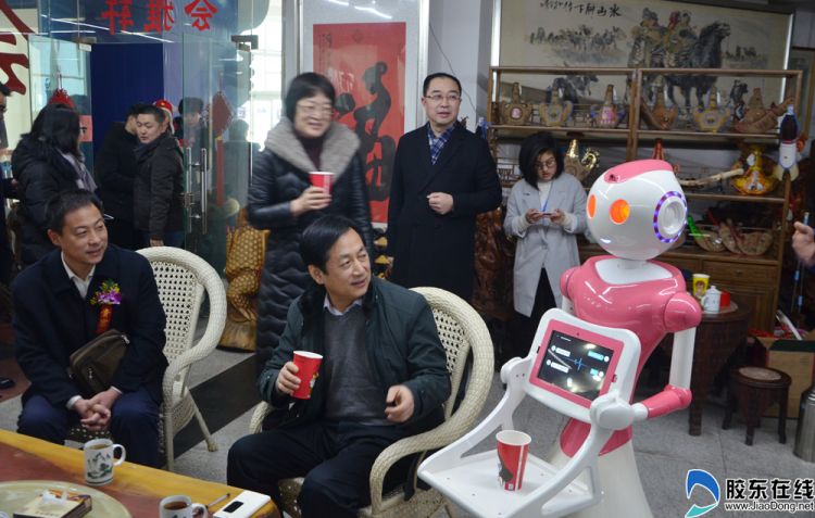 高清：烟台首推机器人炫酷闹新春 市民互动体验