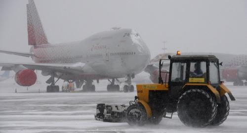 俄莫斯科遭大雪冻雨侵袭 导致200多个航班延误
