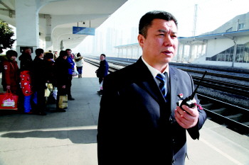 济宁火车站客运书记刘江坚守岗位28年 车站过春节