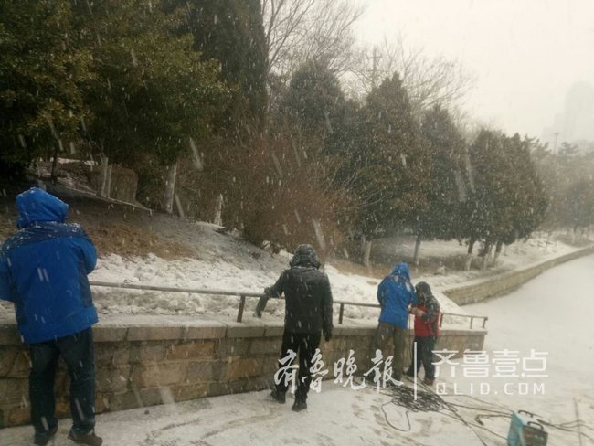 烟台南山公园在人工湖东门入口安装护栏扶手