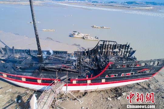 图为失火后的仿古木质福船。网友 供图 据了解,失火事件发生于4日,大福船2015年开建,建造周期3年,目前总造价含装修达2000万元人民币。知情人士称,目前主船体保住,春节后将开始安排复建。 漳湾镇水密隔舱福船制造技艺,迄今已有650年历史,由刘氏先祖从闽南带艺迁居到此,刘氏后人延续至今。目前,这项技艺在闽南已濒临失传,仅漳湾一脉相承。 2008年6月7日,水密隔舱福船制造技艺被列入第二批国家级非物质文化遗产名录,2010年11月15日被联合国教科文组织列入急需保护的非物质文化遗产名录。 目前,失火原因