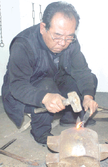 千锤百炼顽铁成器 红炉锻制技艺在潍坊传承已久