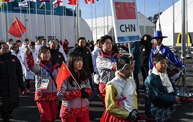 中国代表团在江陵奥运村举行升旗仪式