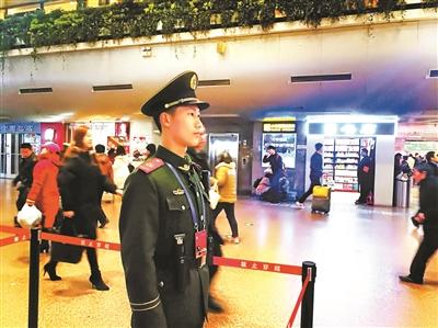 北京西站执勤武警目送未婚妻归乡 含泪对视3分钟
