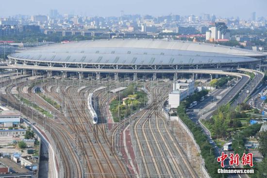 北京铁路迎来首个春运小高峰 南站首次开跑夜间高铁