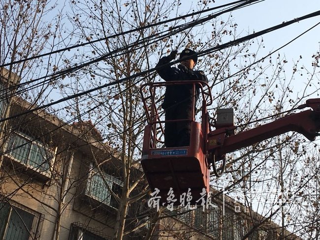 济南有批“高空城管”，年底还在升降车上捆扎杆线