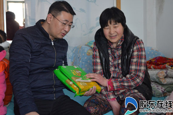 寒冬中的温暖 烟台老龄办陪空巢老人过小年