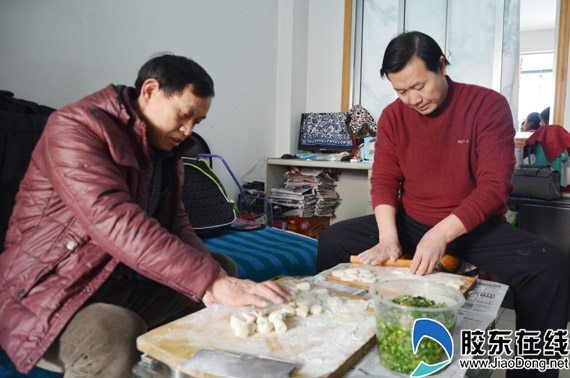 寒冬中的温暖 烟台老龄办陪空巢老人过小年