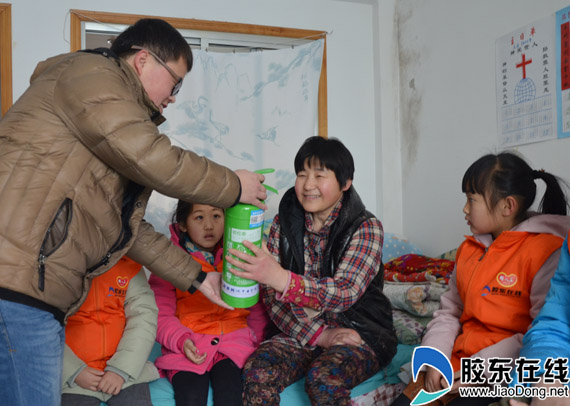 寒冬中的温暖 烟台老龄办陪空巢老人过小年