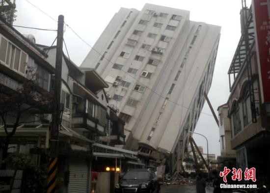 花莲地震10死276伤7失联 有遇难大陆游客家属抵台