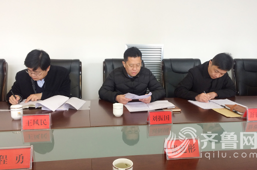 中间是乔庄镇党委书记刘振国进行自我批评 左1为博兴县委常委领导在听