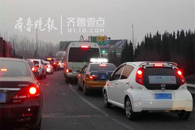 京台高速滕州南出口堵了 回家的人等的好着急