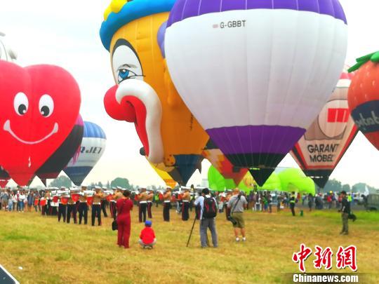菲律宾克拉克办国际热气球节上演“万物飞行”