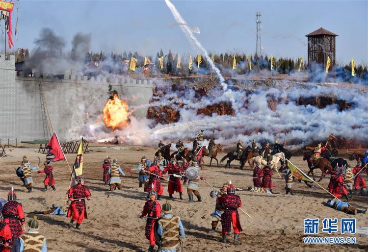 河南辉县再现实景沙场马战(组图)