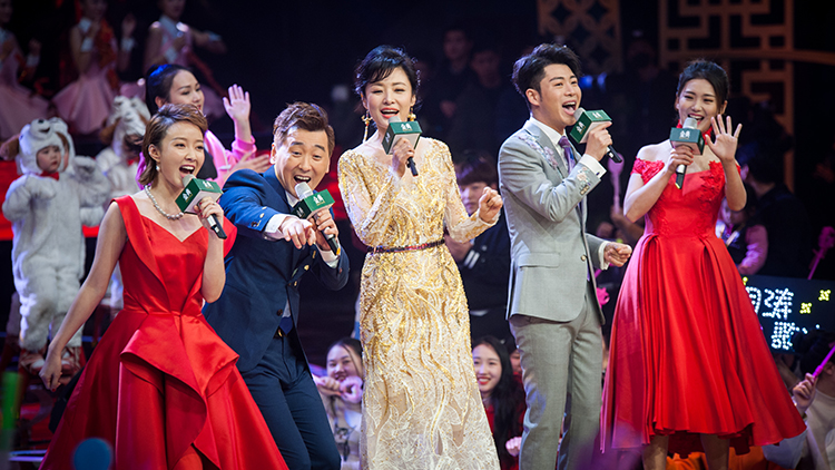 众星齐聚山东卫视狗年春晚 周涛挑大梁“美翻”观众