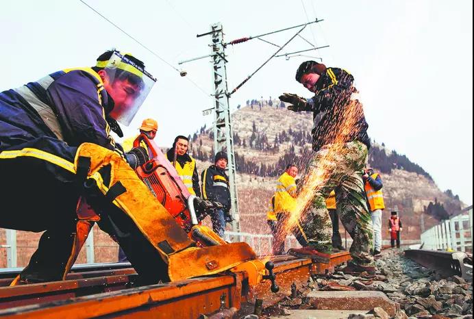 淄博工务老兵的铁路人生 巡线换轨30年忙不停