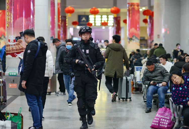 淄博火车站候车大厅 特警队员为旅客安全值守