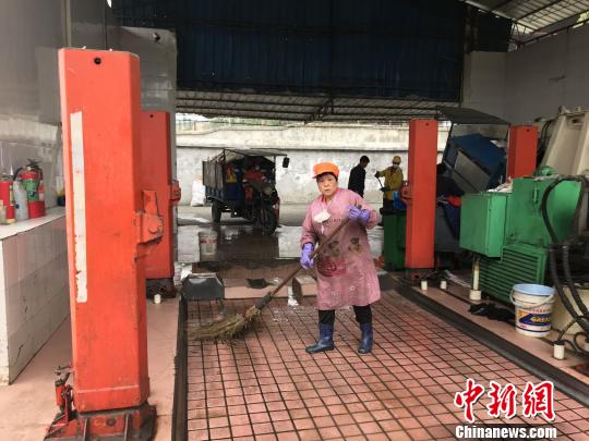广西环卫工人“留守”垃圾场 10年仅1次回家过春节