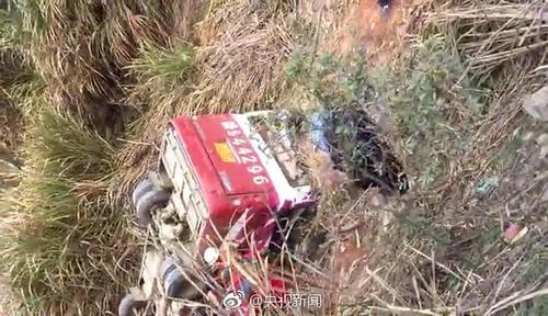 江西赣州一客车转弯下坡时翻入深沟 造成10人死亡