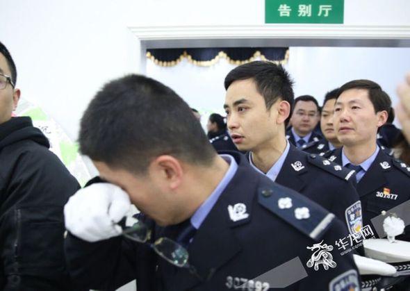 重庆民警执勤时被刺殉职 千余人自发送别英雄