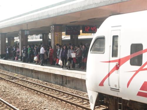 台东部海域地震致一列车延误21分钟 暂无伤亡