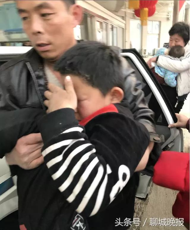 莘县一9岁男童脸部被鞭炮炸伤 他们火速开道护送