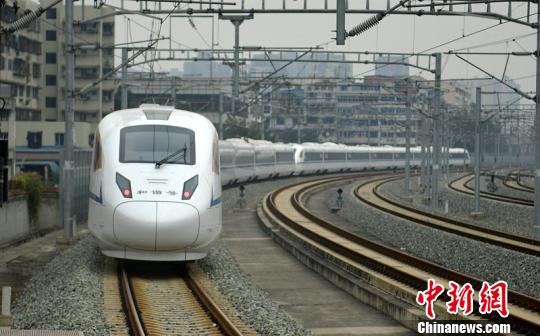 节后学生返校客流高峰提前 川黔渝三地日均增开列车90余趟