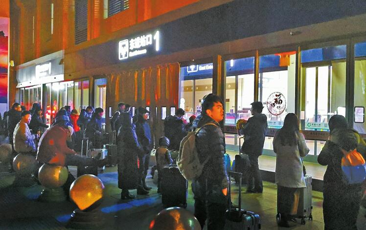 旅客吐槽济南西站服务不周：早6点前到只能挨冻等开门？