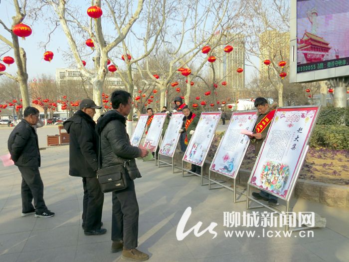 聊城公园文明过节倡议签字活动受游人欢迎