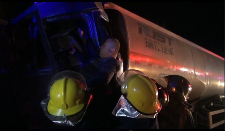 油罐车追尾货车司机被“卡” 聊城消防成功营救