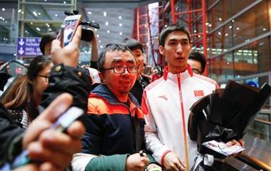 中国短道速滑队运动员归国获“粉丝”迎接