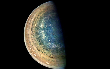 木星南极前所未见景象曝光 蓝色漩涡迷人