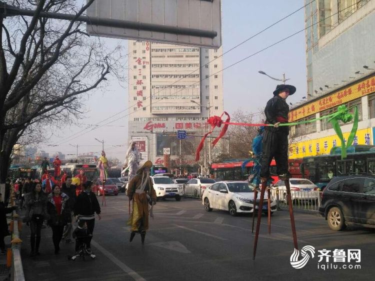 儿时的记忆!高跷现身济南街头,惊艳了市民,绽放了他们